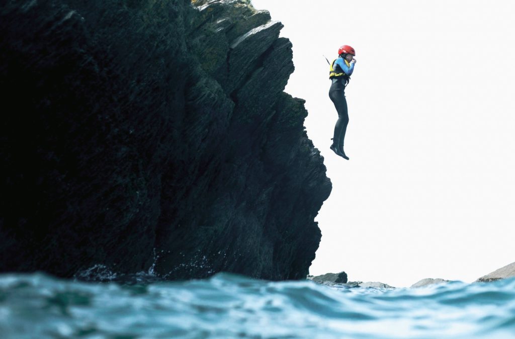 Vaincre sa peur : renforcer la confiance en soi. Image d'une personne qui saute dans la mer
