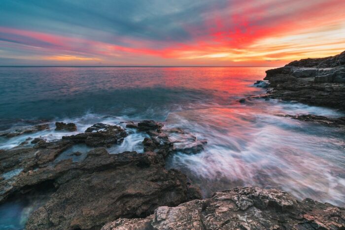 Paysage de mer au coucher de soleil avec rochers