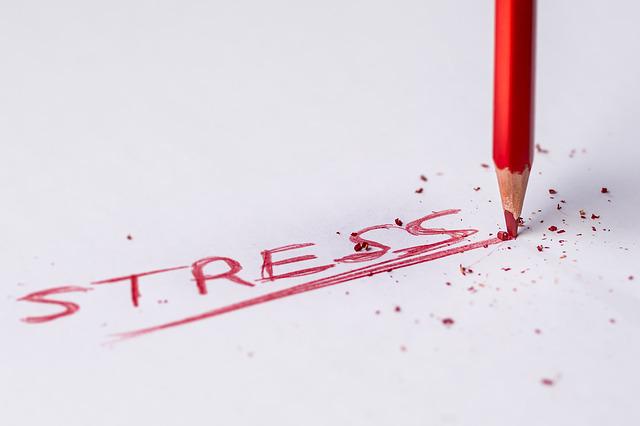 crayon rouge ecriture stress sur un papier gestion du stress au travail conseils