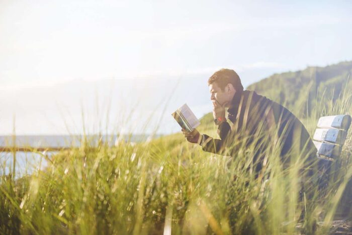 homme qui lit sur un banc en nature bord d'un lac ennégramme type 5