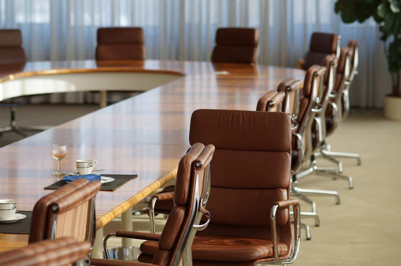 bureau salle de reunion chaises vides formation prise de parole en public